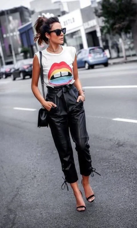 Outfits jogger vinipiel con remera basica
