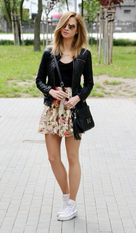 outfit con falda florada corta