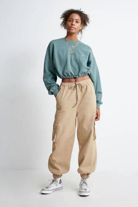 outfits con jogger beige y buzo