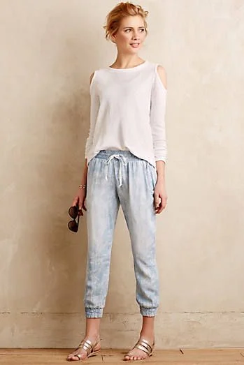 outfits con jogger de jean moderno a