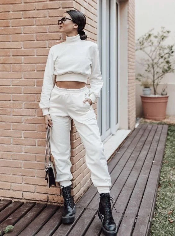 outfits de invierno con jogger blanco