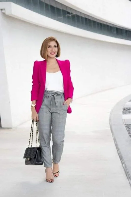 blazer fucsia con pantalon gris
