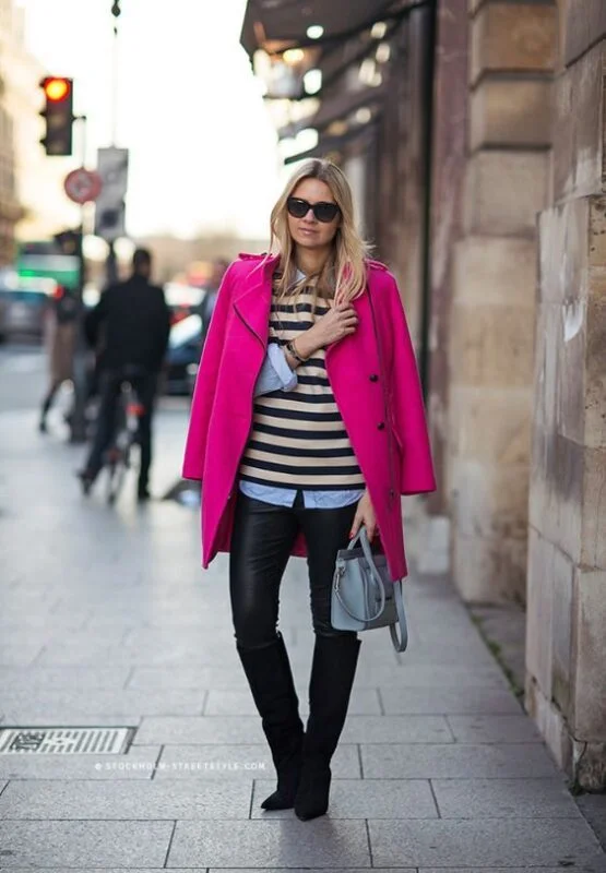 blazer fucsia y pantalon engomado negro