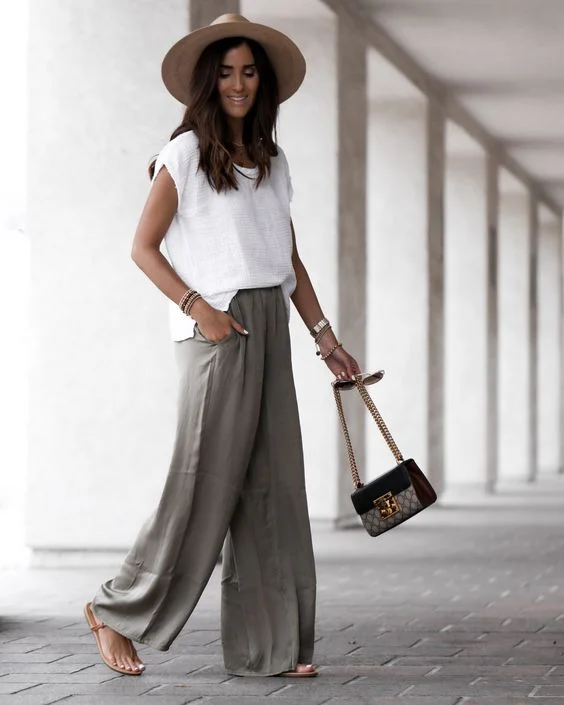 blusa blanca con pantalon gris estilo casual