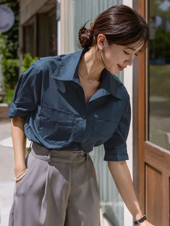 camisa azul marino para mujer con pantalon gris ancho