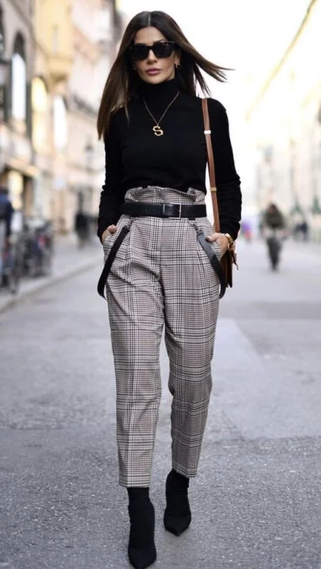 cuello tortuga negro con pantalon gris