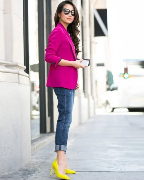 jeans chino con blazer fucsia