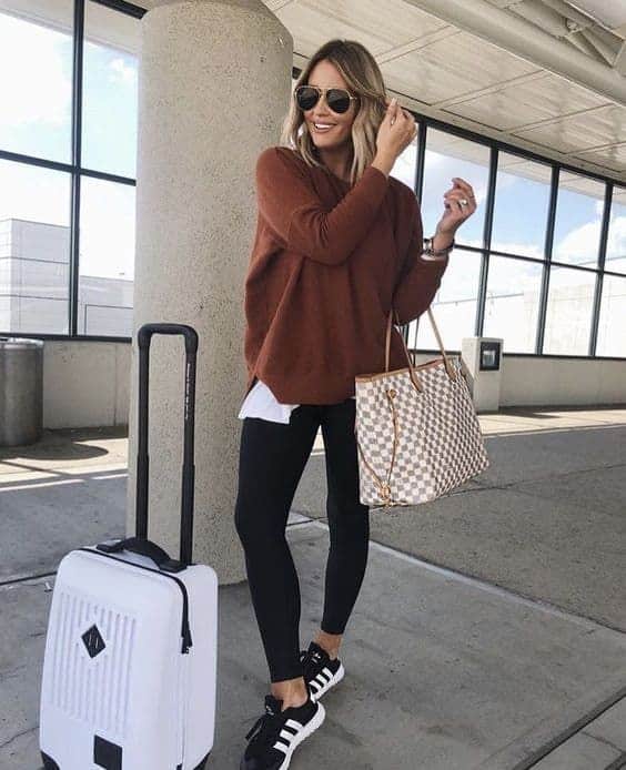 leegins y sweater look para viajar