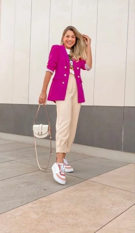 look casual zapatillas y blazer fucsia