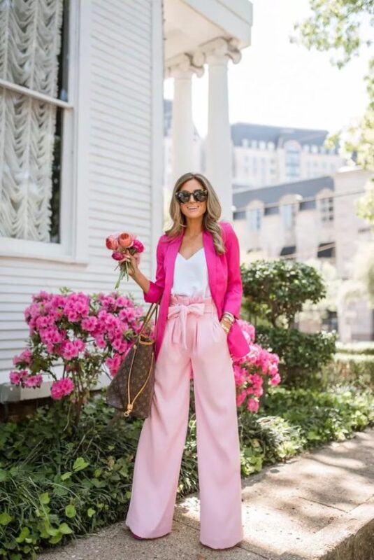 look formal con pantalon rosa y blazer fucsia