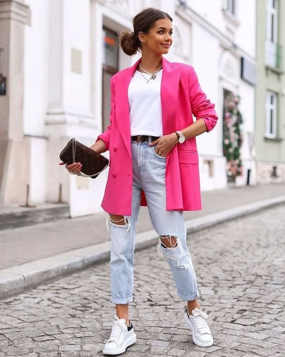 look infrmal con blazer y pantalon roto