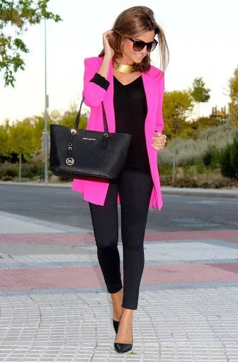 outfit formal con blazer fucsia
