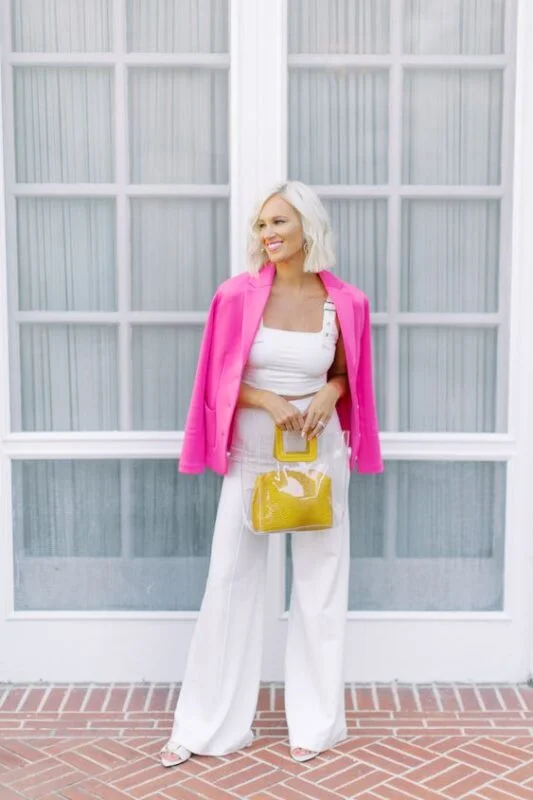 palazzo blanco con blazer fucsia