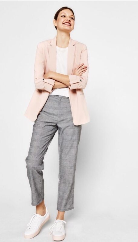 pantalon gris con blazer rosa