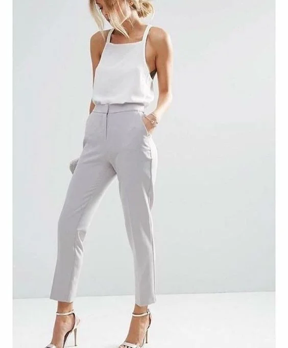 pantalon gris de vestir con blusa blanca para verano