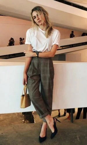 pantalon gris de vestir con camistea blanca