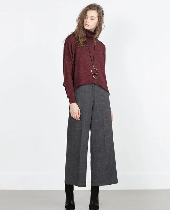 polera bordo con pantalon ancho gris