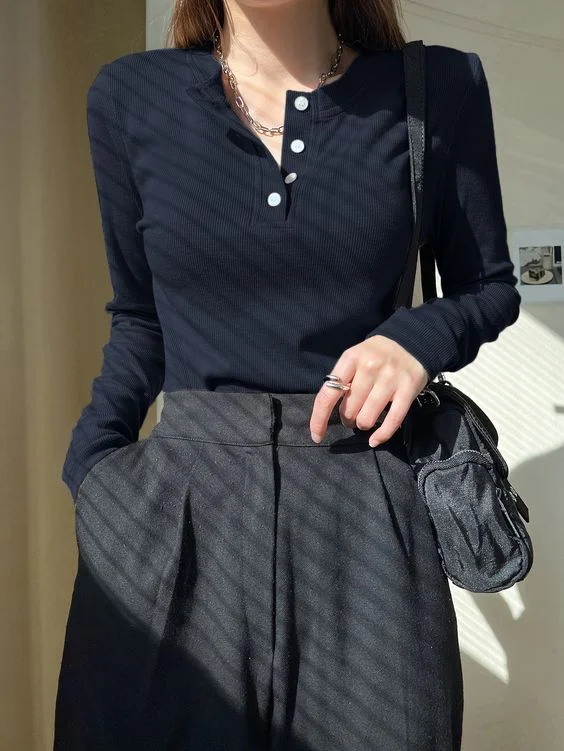 remera mangas larga azul marino con pantalon de vestir gris oscuro