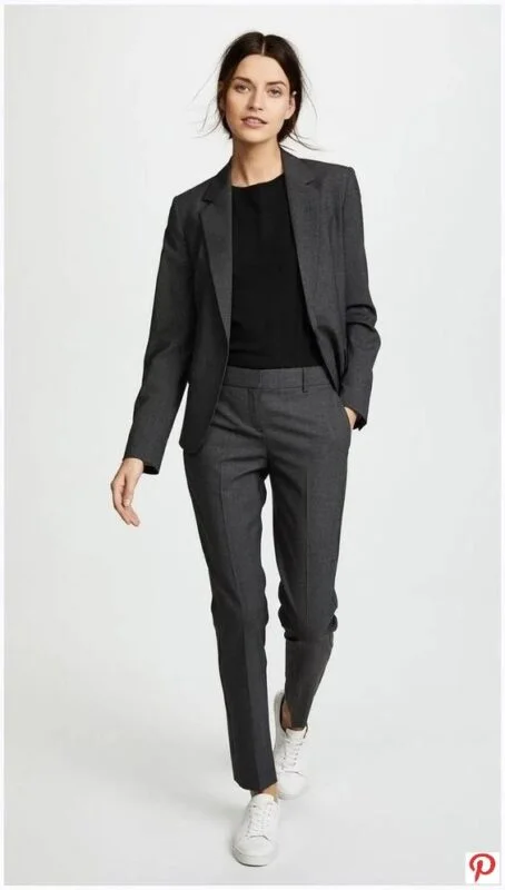 traje pantalon gris con blusa negra para mujer