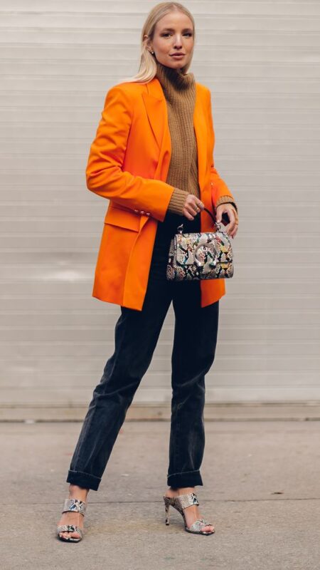 blazer naranja neon con colores neutros