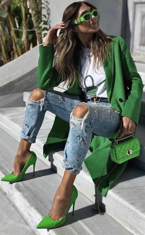 outfit con jeans y sandalias verdes