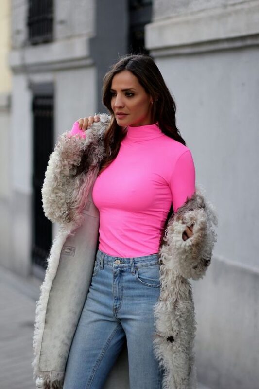 outfit con polera rosa neon