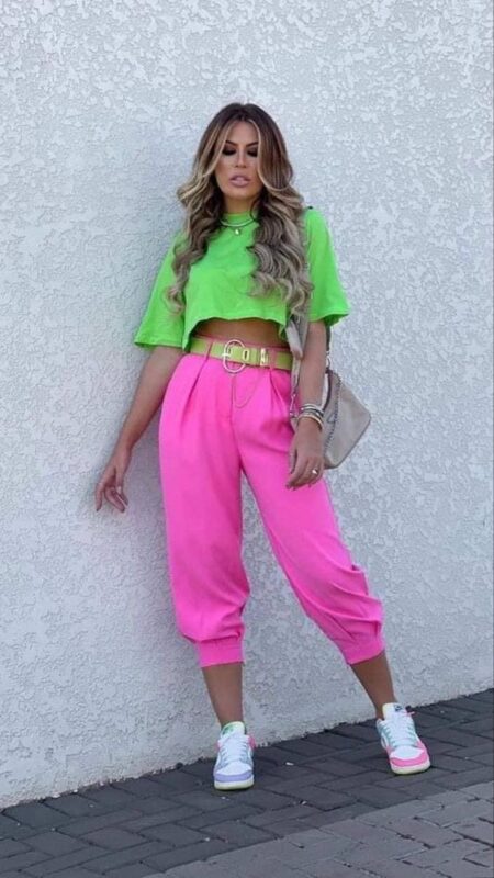 remera top verde con pantalon rosa neon