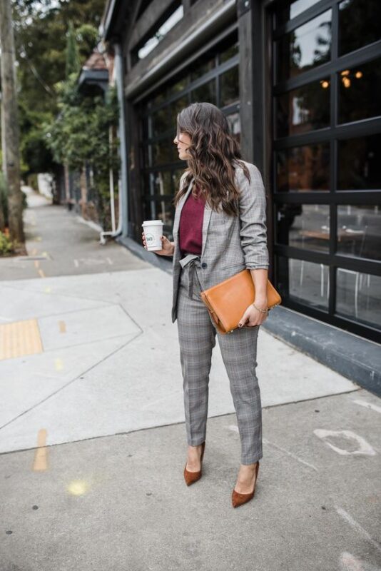 traje gris mujer con zapatos marrones