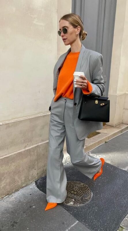 traje gris mujer con zapatos naranjas