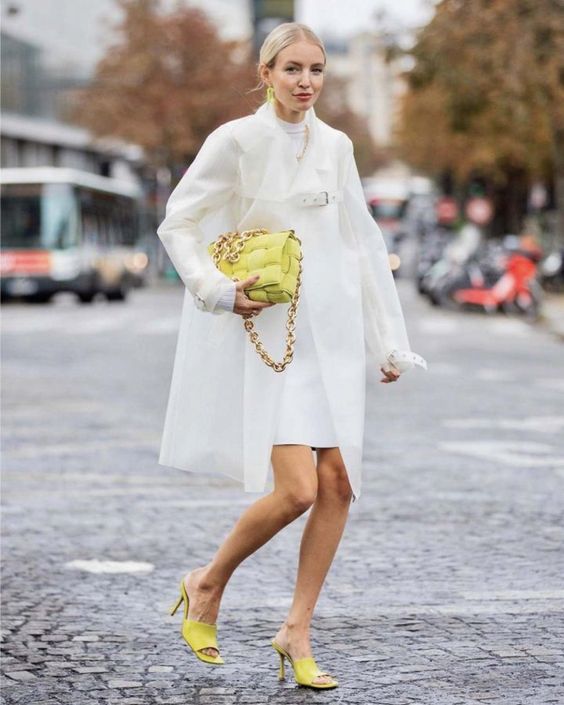 vestido blanco con zapatos amarillos