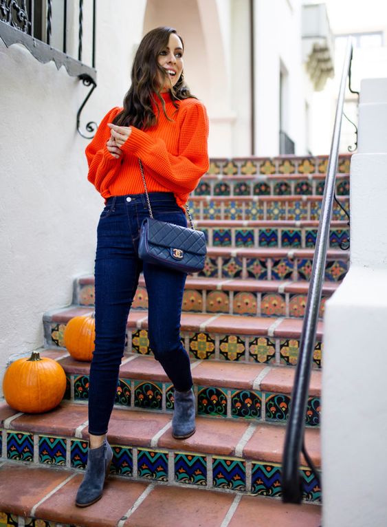 chupin azul con sweater naranja