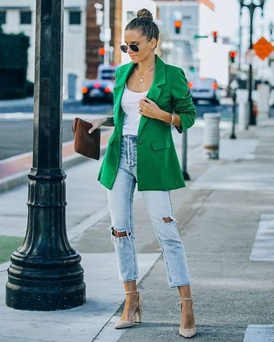 jeans gastados con blazer verde