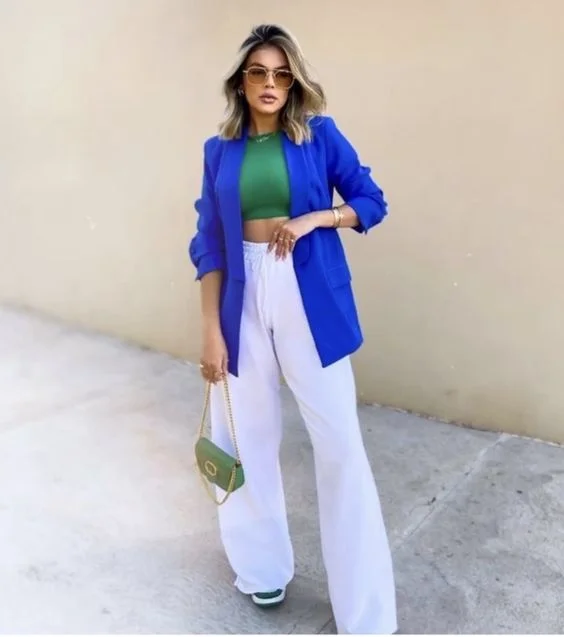 look casual con blazer azul francia