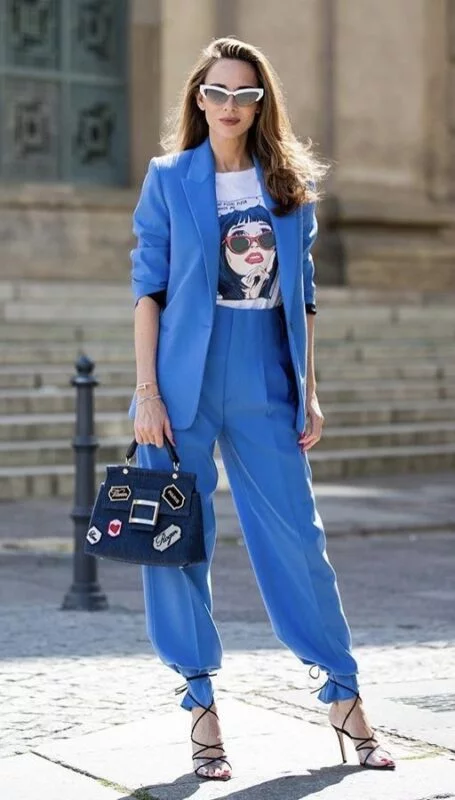 look con traje azul francia