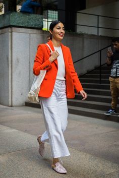 outfit blanco con blazer naranja