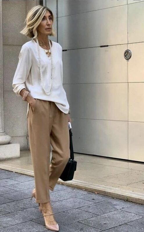 outfit con pantalon chino beige y tacones
