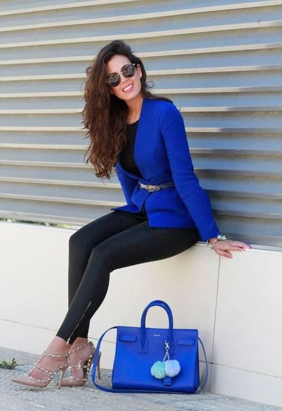 outfit negro zcon blazer azul francia
