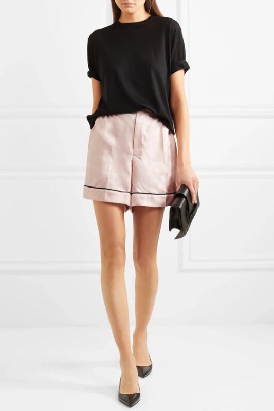 short rosa con blusa negra oficina
