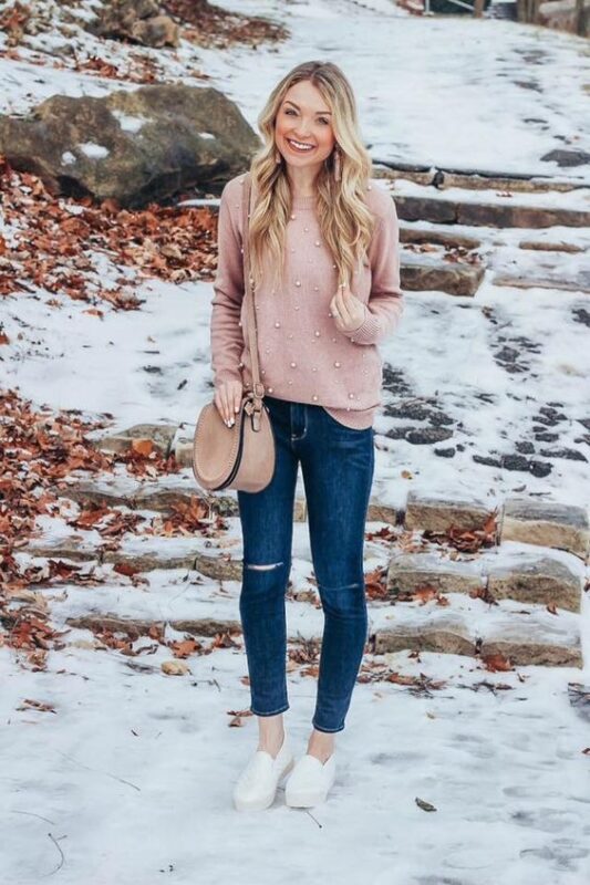 sweater rosa con jeans oscuros