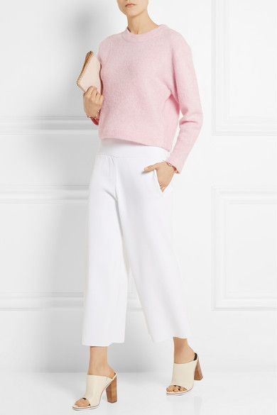 sweater rosa con panta court blanco