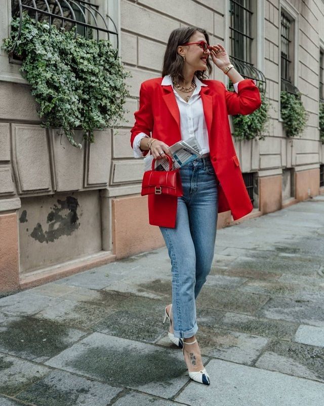 Outfit con blazer rojo y jeans para oficina