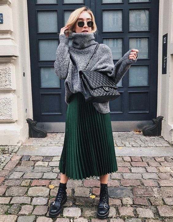 Outfit Sweater verde y falda plisada para invierno