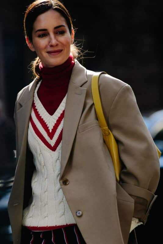 Outfits de invierno con sweater de mujer estilo colegial