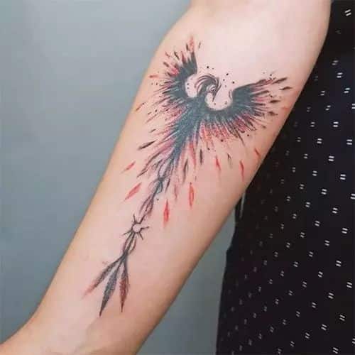 Tatuajes de ave fenix en el brazo con detalles a color