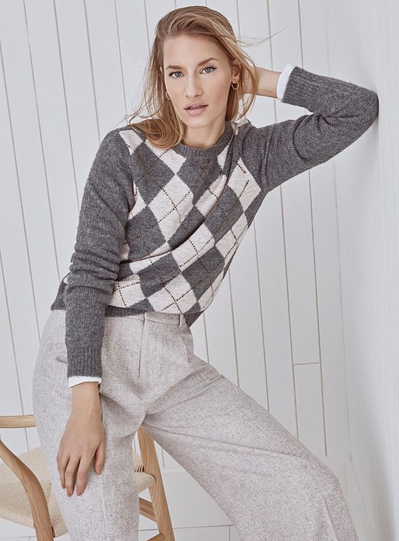 outfits de invierno con sweater con rombos para ir a trabajar