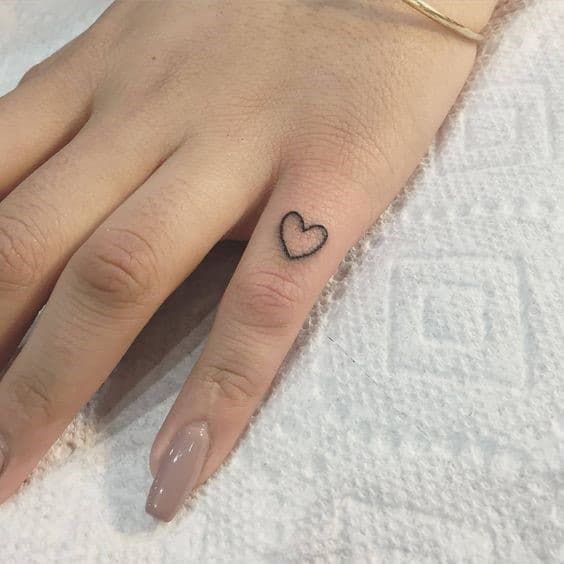 tatuaje en dedo de corazon simple y delicado