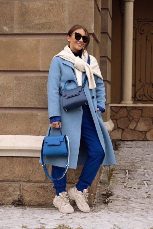 Outfit casual con tapado celeste