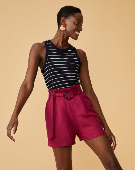 Outfit con blusa estampada y short purpura para ir a la oficina