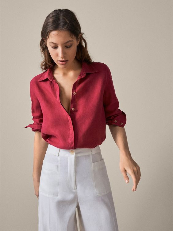Outfit con blusa purpura par verano con pantalon de lino blanco