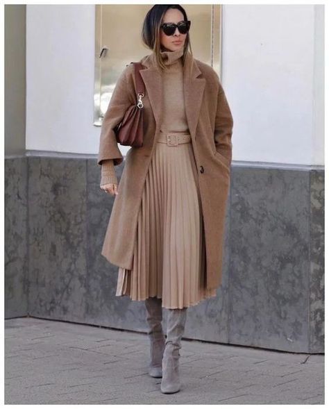 Outfit con falda midi beige para ir a la oficina en invierno